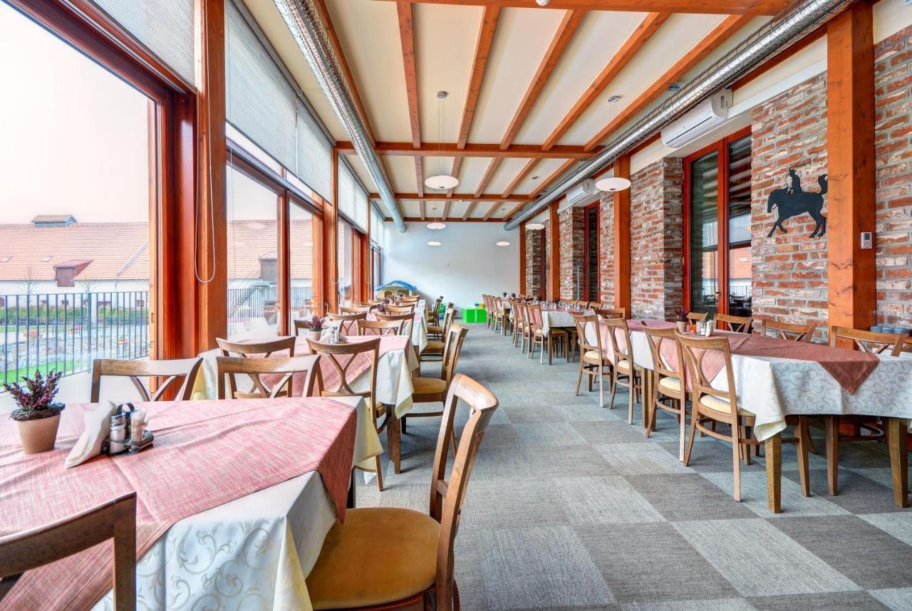 Hotel Zamek Valec Vladislav Exterior photo